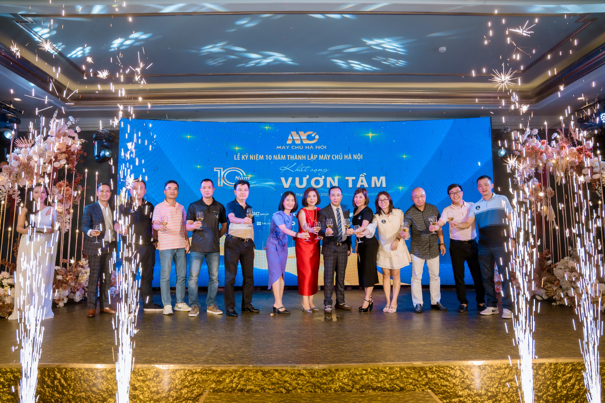 ban_lanh_dao_cung_quy_doi_tac_nang_ly_chuc_mung_sinh_nhat_may_chu_ha_noi_tron_10_tuoi