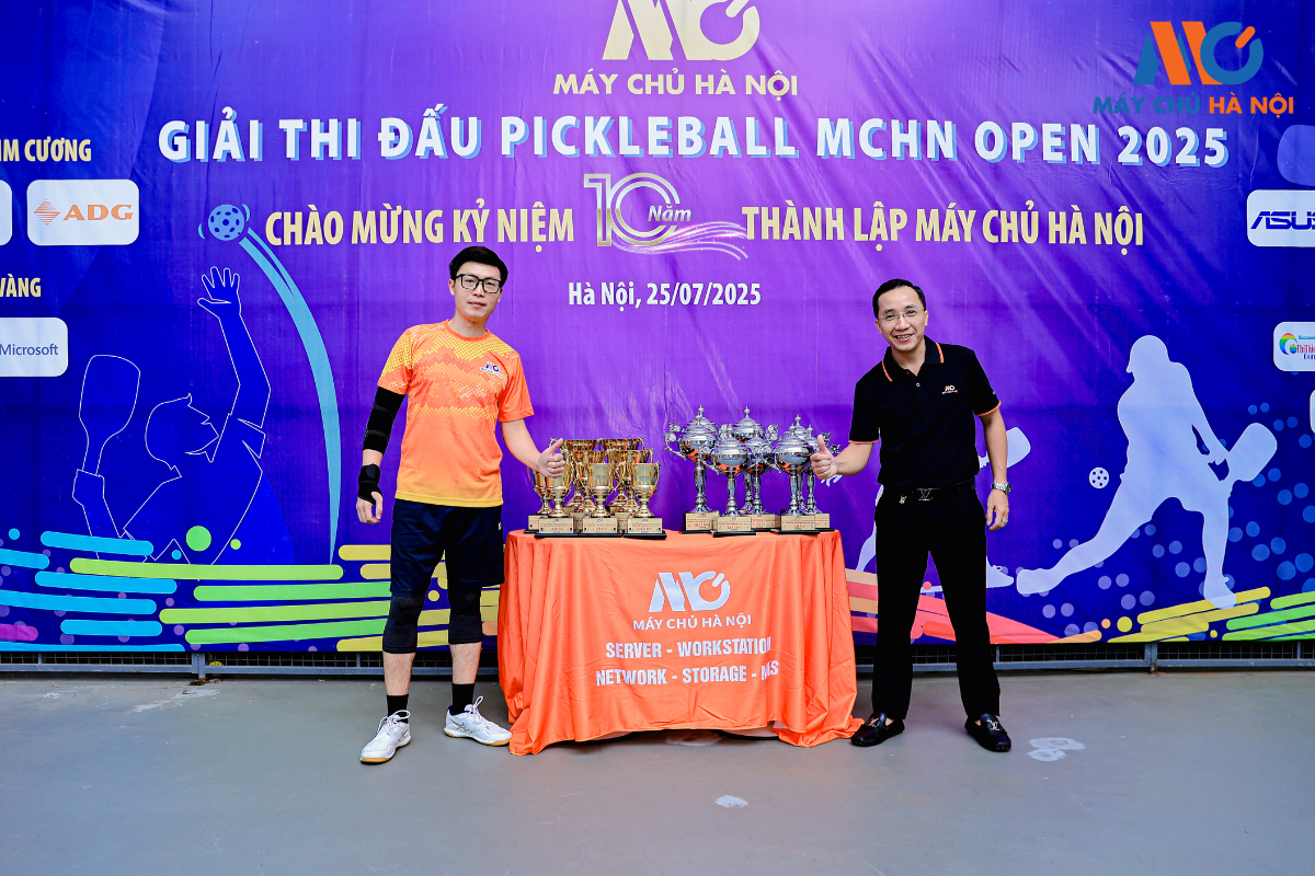 giam_doc_pham_van_nam_chup_anh_luu_niem_cung_vdv