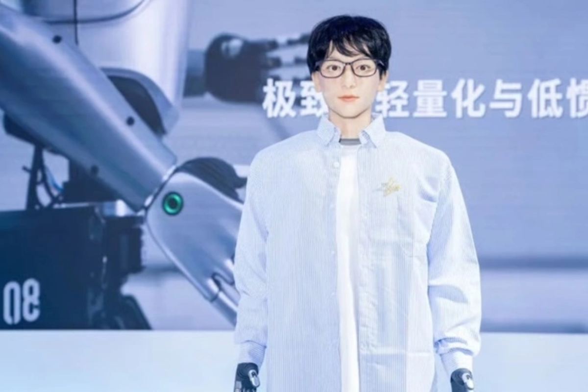 Robot hình người đầu tiên học tiến sĩ