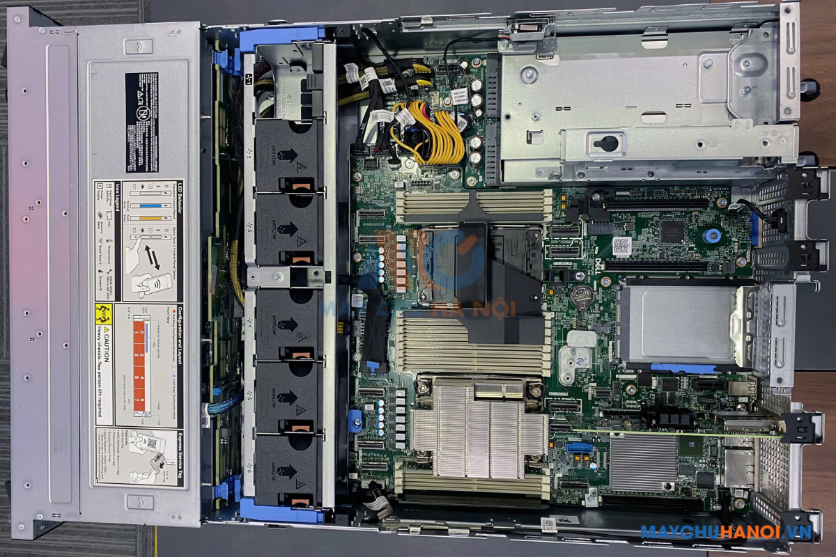 r760xs-trang-bi-16-khe-ram-ddr5-dimm