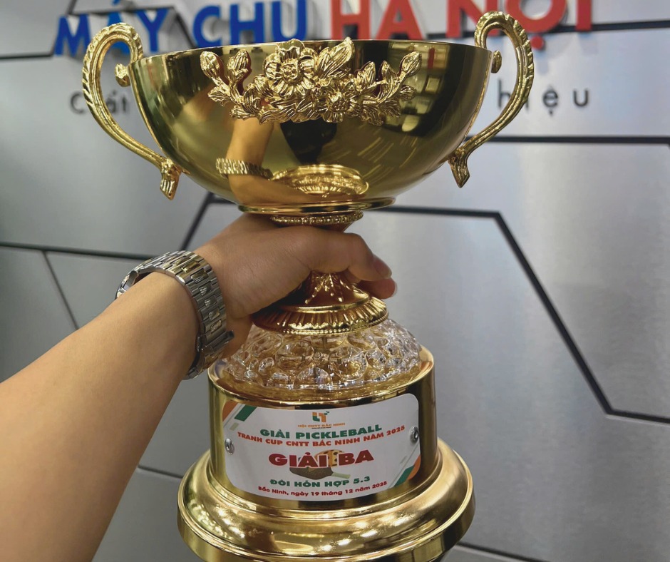 chiec-cup-vinh-quang-cua-may-chu-ha-noi