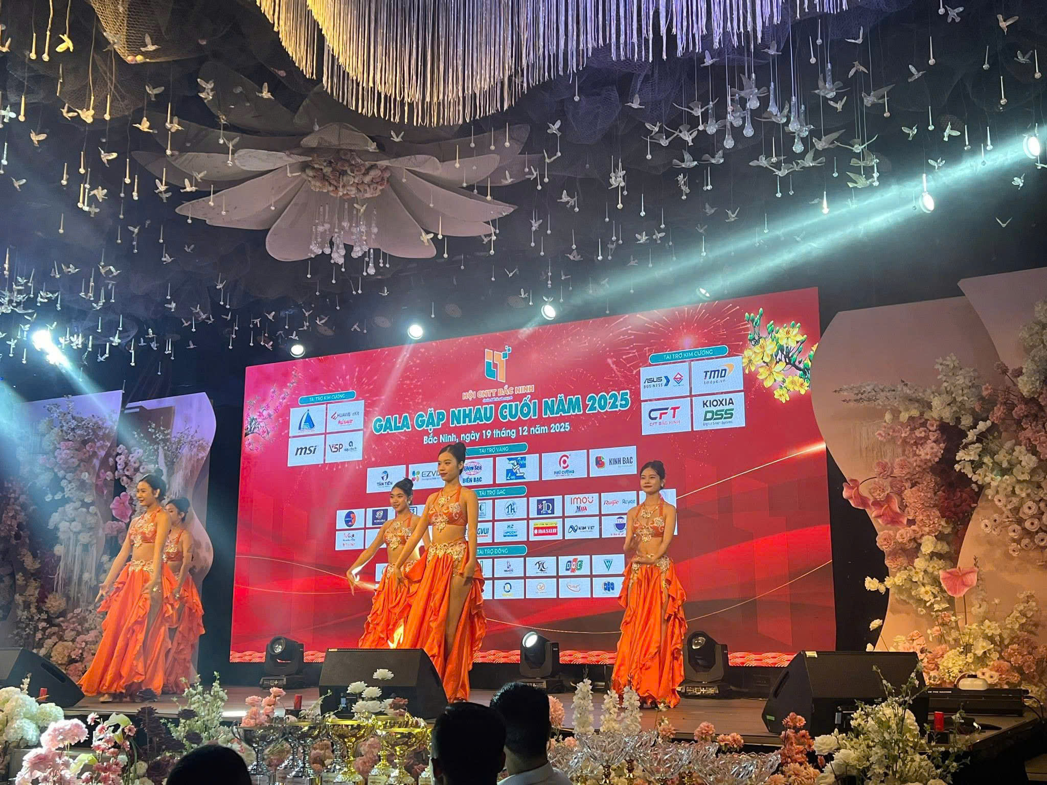 khong-gian-gala-gap-nhau-cuoi-nam-2025