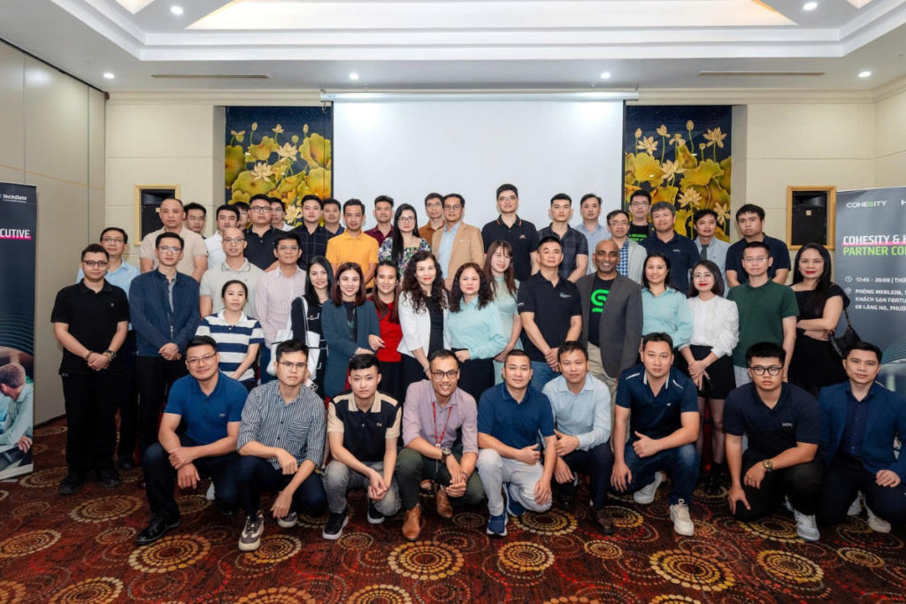 may-chu-ha-noi-tham-du-su-kien- cohesity-&- hpe-executive-partner-connect
