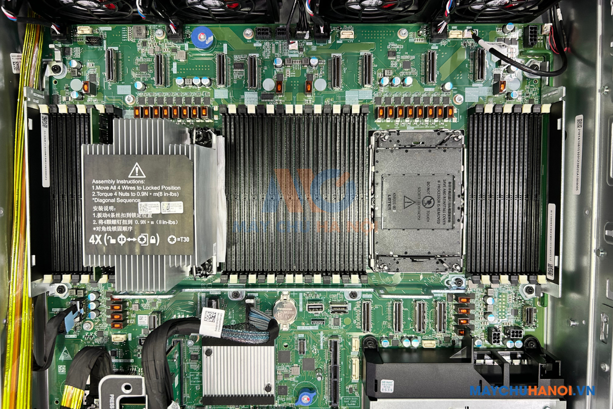 may-chu-trang-bi-32-khe-cam-ram-ddr5-rdimm