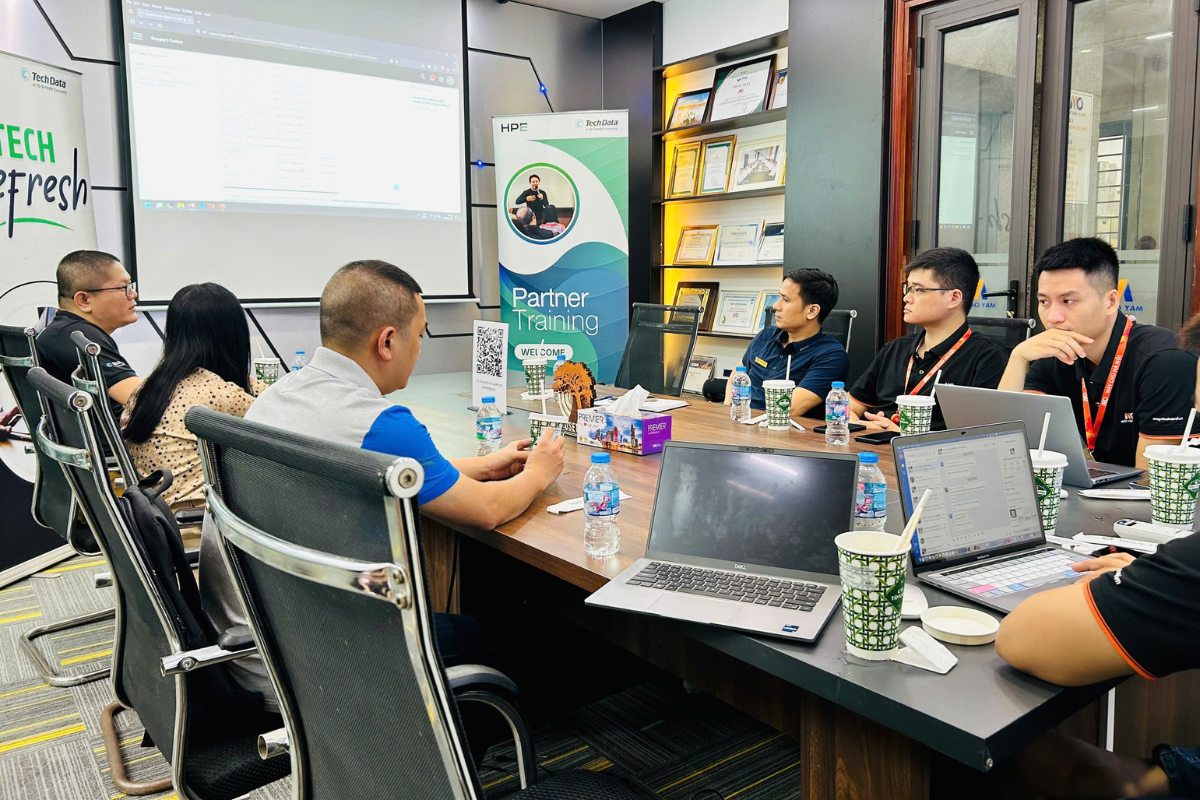 doi-ngu-may-chu-ha-noi-tham-gia-training-san-pham