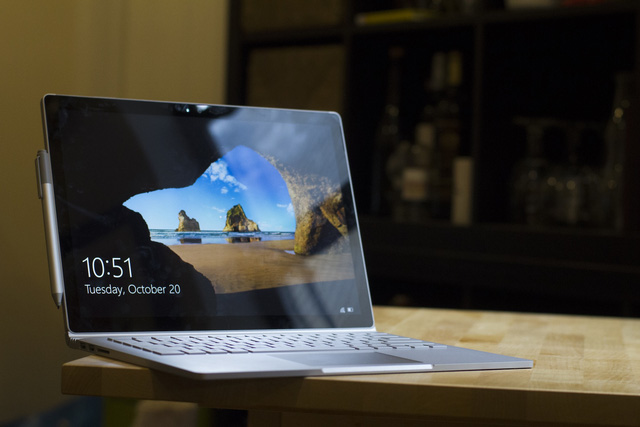 Microsoft bán được hơn 6 triệu chiếc Surface trong năm 2015